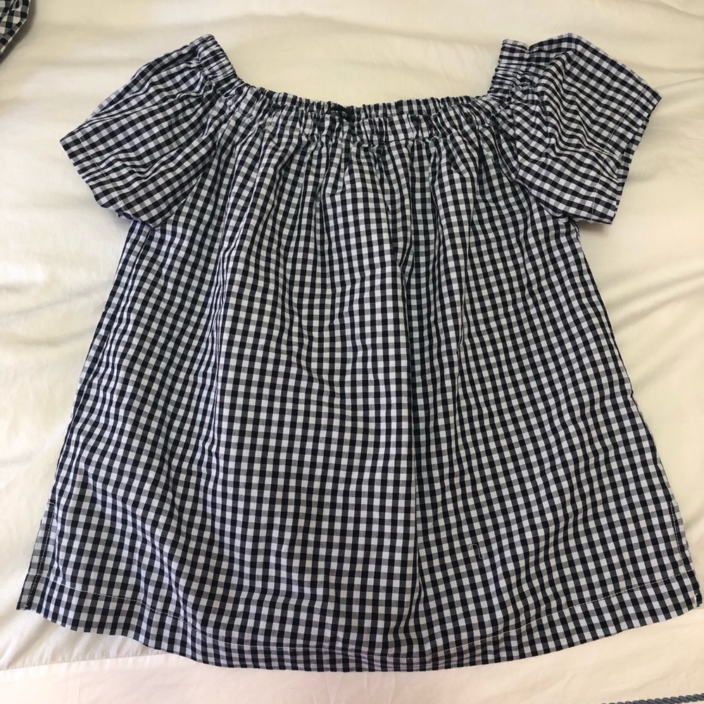 Gingham off the shoulder short sleeved shirt!